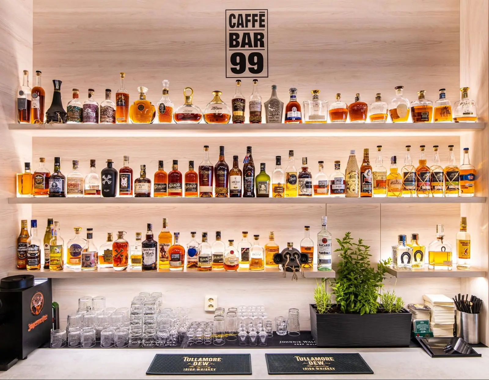 Bar CAFFĒ BAR 99 s nabídkou rumů a whisky